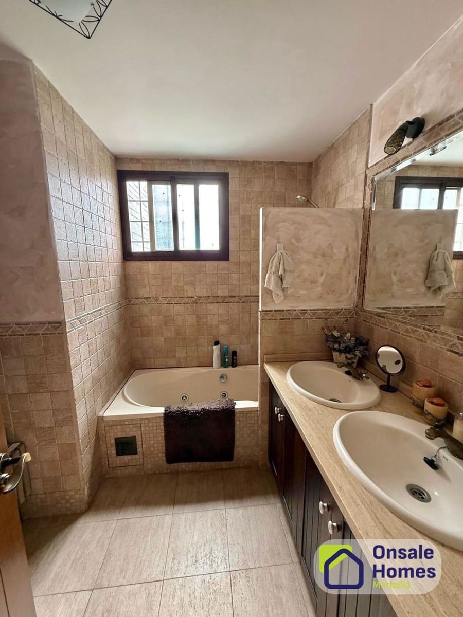 4 chambre Appartement à vendre à Marbella avec piscine garage - 650 000 € (Ref: 9647655)