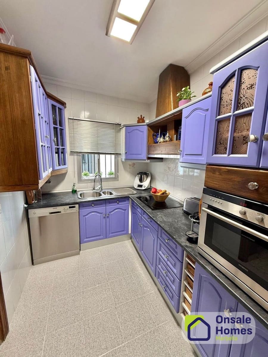 5 bedroom Townhouse for sale in San Pedro de Alcantara with garage - € 680,000 (Ref: 9679422)