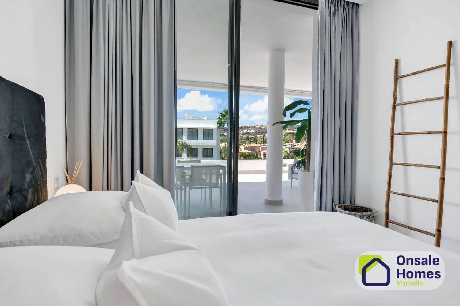 2 soveværelse Lejlighed til salg i New Golden Mile med swimmingpool garage - € 825.000 (Ref: 9714308)