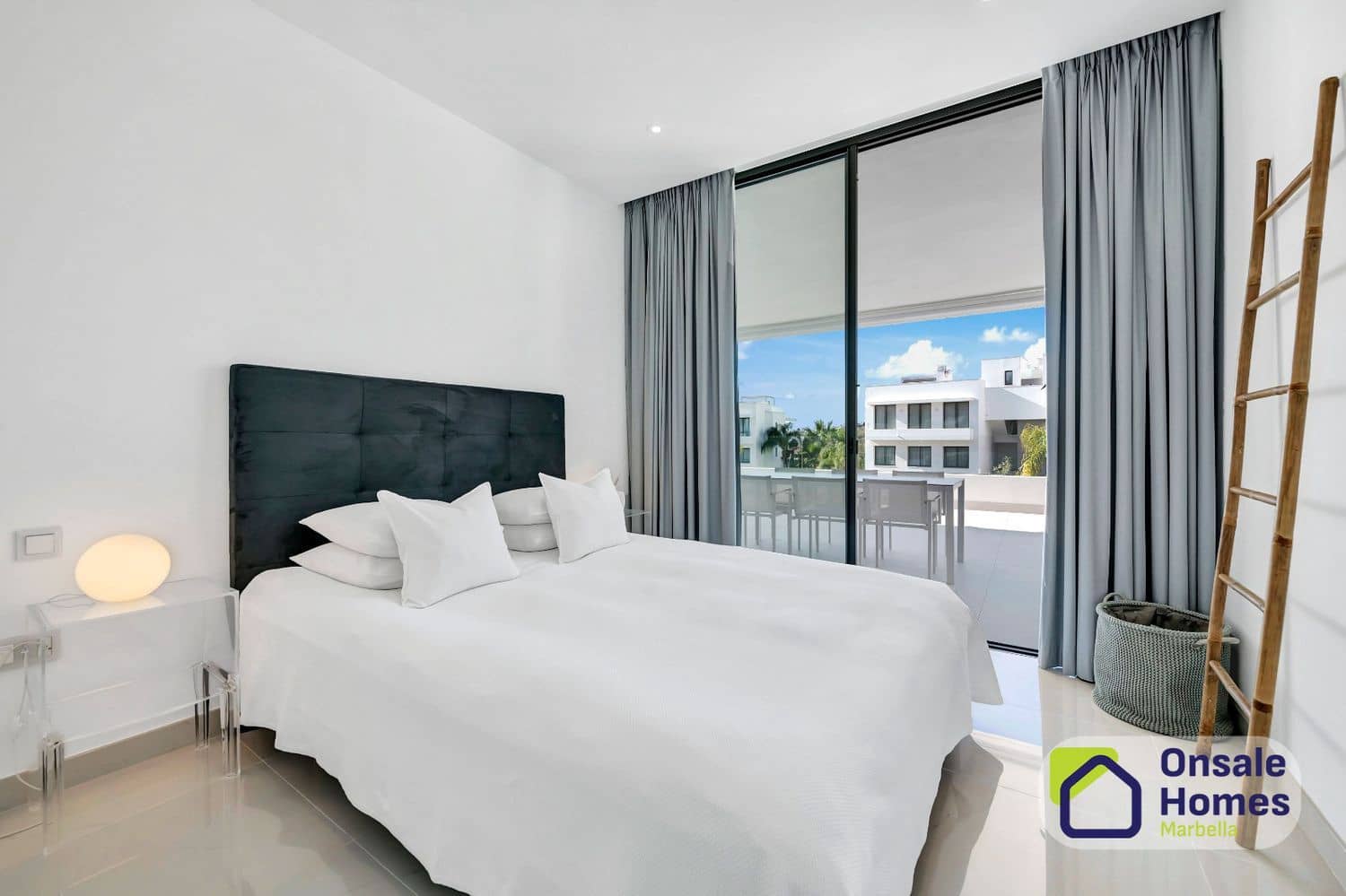 2 soveværelse Lejlighed til salg i New Golden Mile med swimmingpool garage - € 825.000 (Ref: 9714308)