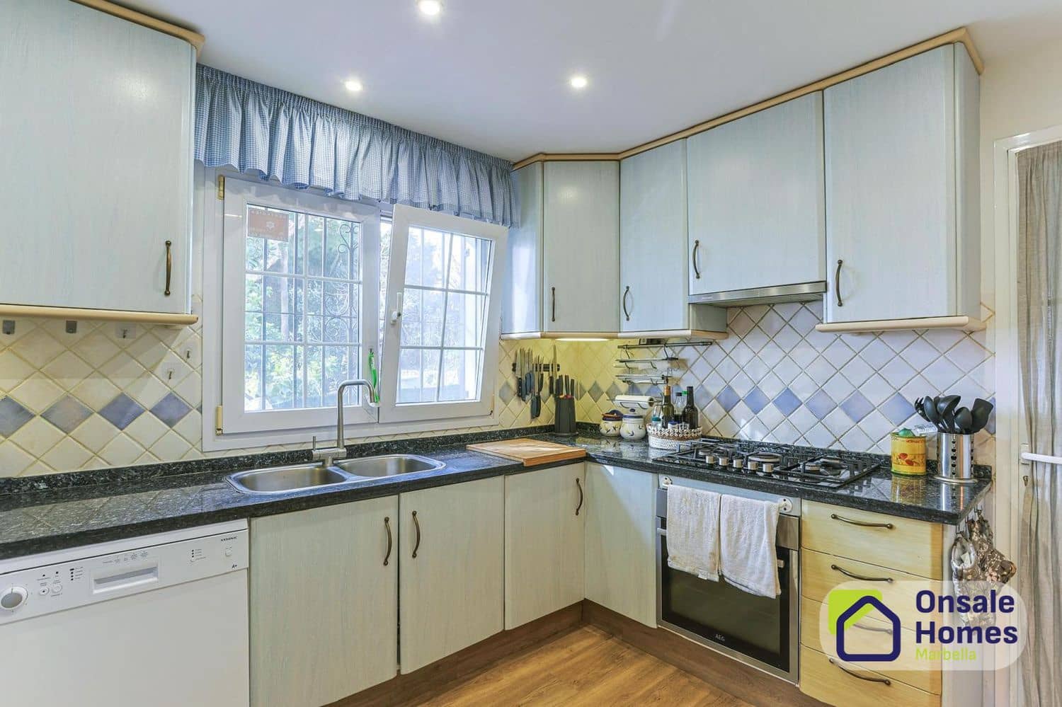 3 Zimmer Villa zu verkaufen in New Golden Mile mit Pool Garage - 1.295.000 € (Ref: 9714310)