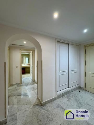 Apartamento de 2 habitaciones en Puerto Banus, Marbella en venta con piscina garaje - 645.000 € (Ref: 9726301)