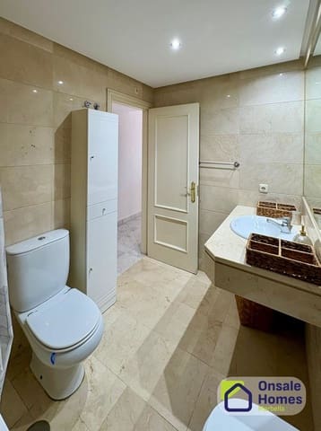 Apartamento de 2 habitaciones en Puerto Banus, Marbella en venta con piscina garaje - 645.000 € (Ref: 9726301)