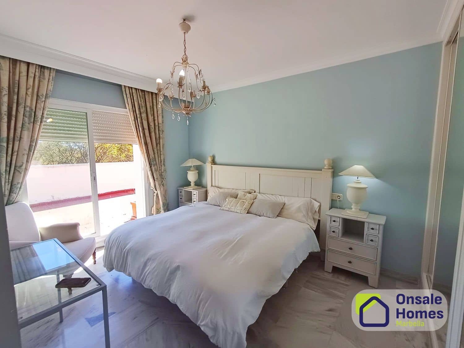 2 makuuhuone Huoneisto myytävänä paikassa Nueva Andalucia mukana uima-altaan 
autotalli - 499 000 € (Ref: 9751435)