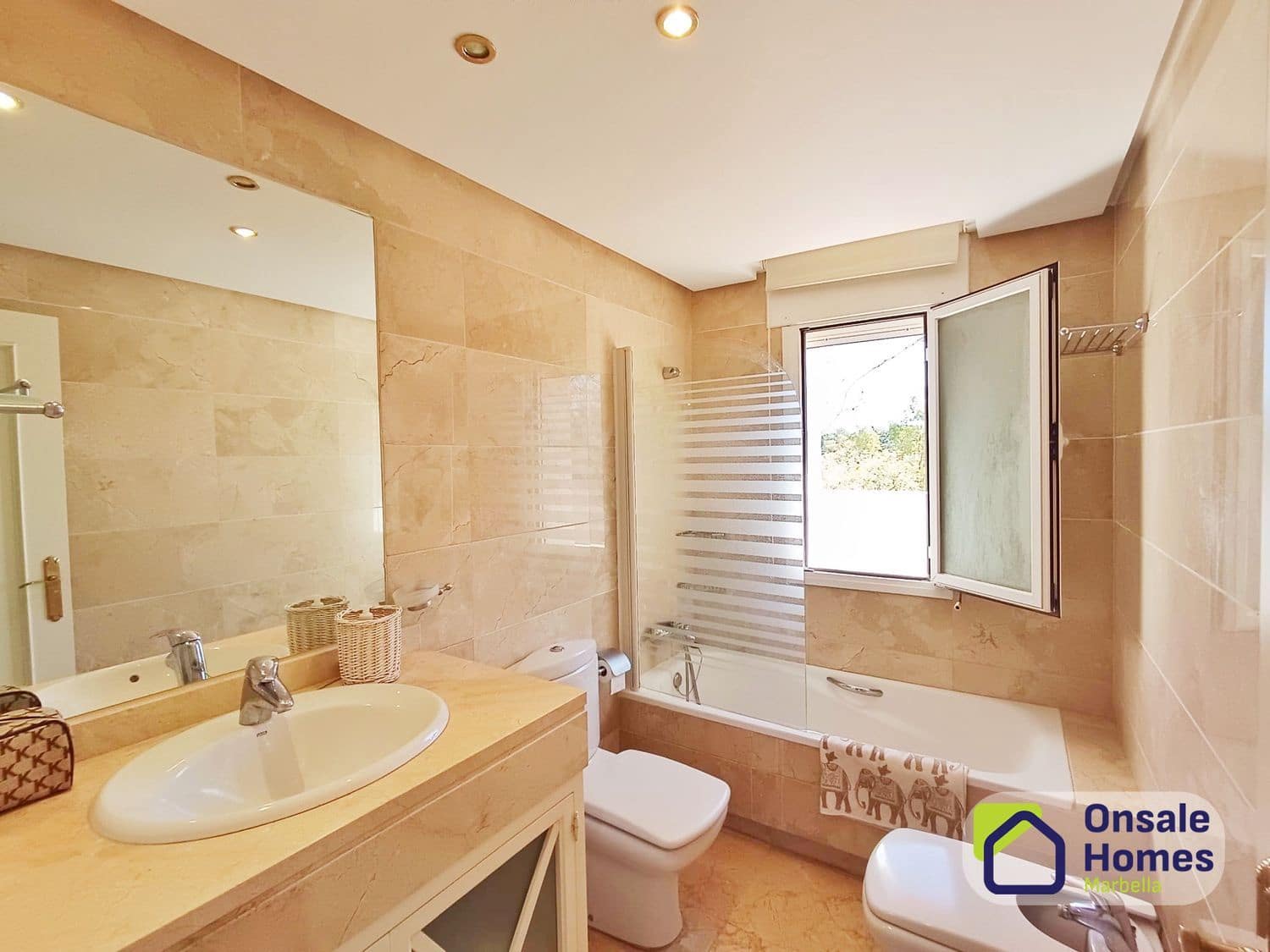 2 makuuhuone Huoneisto myytävänä paikassa Nueva Andalucia mukana uima-altaan 
autotalli - 499 000 € (Ref: 9751435)