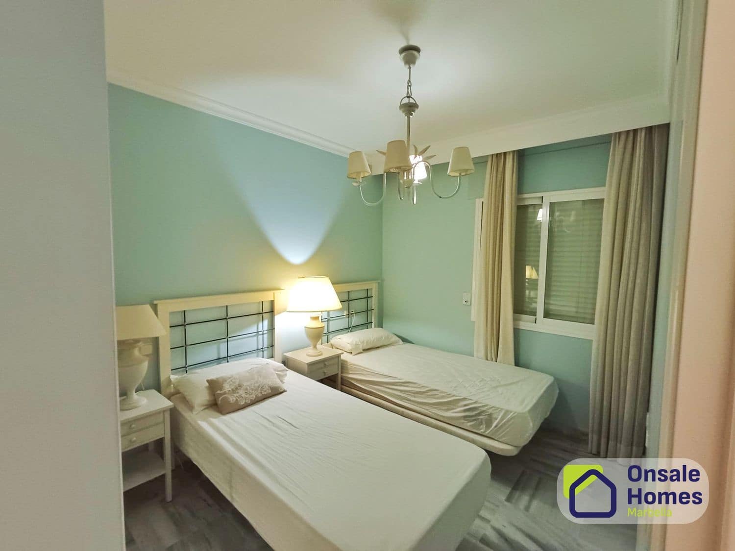 2 makuuhuone Huoneisto myytävänä paikassa Nueva Andalucia mukana uima-altaan 
autotalli - 499 000 € (Ref: 9751435)