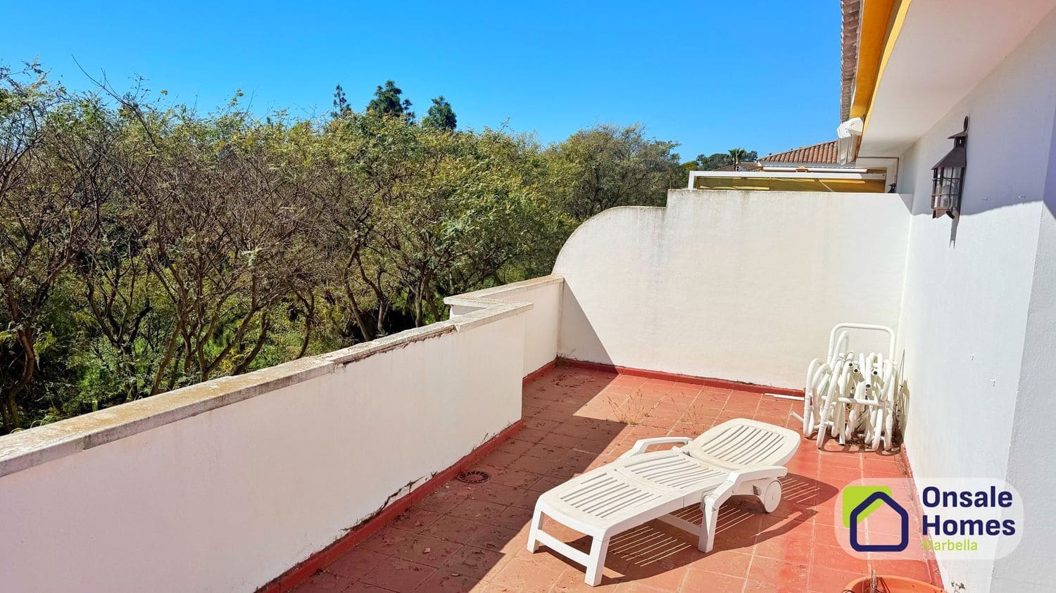 2 makuuhuone Huoneisto myytävänä paikassa Nueva Andalucia mukana uima-altaan 
autotalli - 499 000 € (Ref: 9751435)