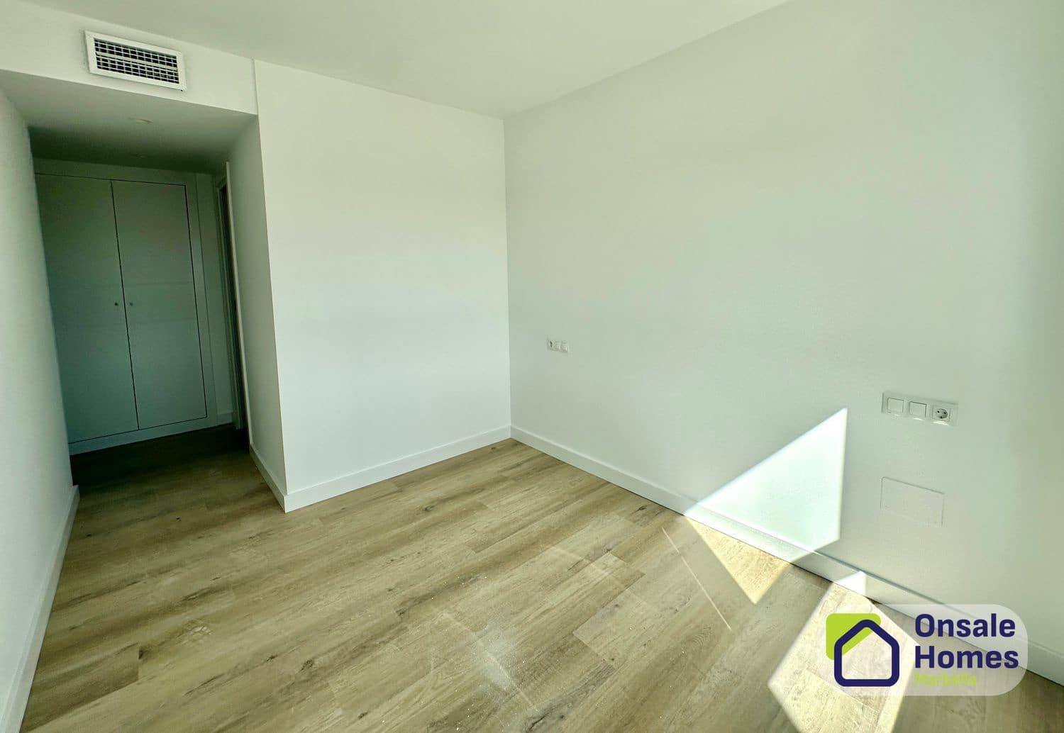 3 Zimmer Apartment zu vermieten in Nueva Andalucia mit Pool Garage - 2.700 € (Ref: 9816807)