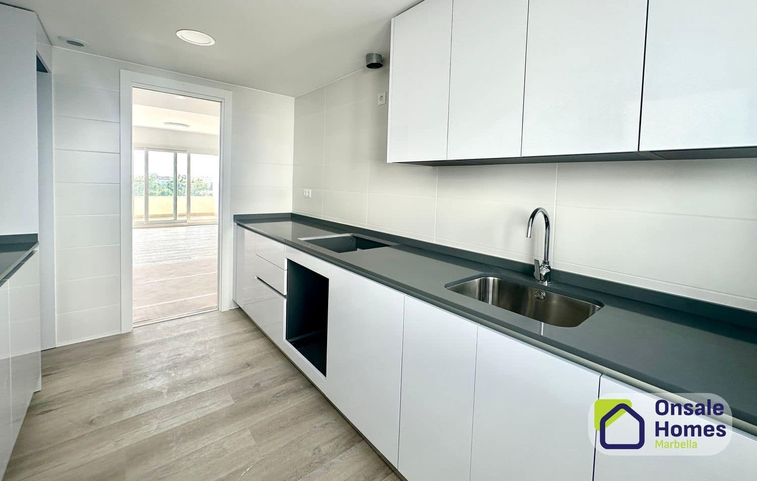 3 Zimmer Apartment zu vermieten in Nueva Andalucia mit Pool Garage - 2.700 € (Ref: 9816807)