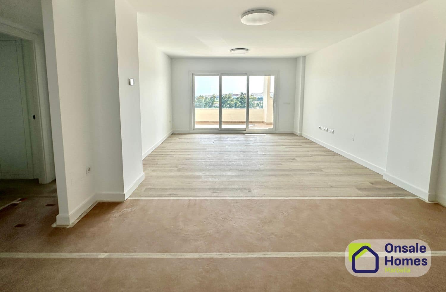 3 Zimmer Apartment zu vermieten in Nueva Andalucia mit Pool Garage - 2.700 € (Ref: 9816807)
