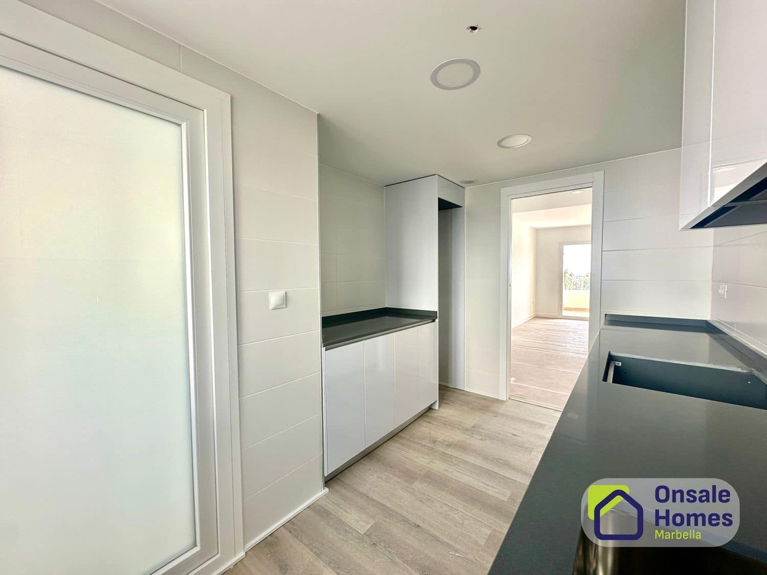 3 Zimmer Apartment zu vermieten in Nueva Andalucia mit Pool Garage - 2.700 € (Ref: 9816807)