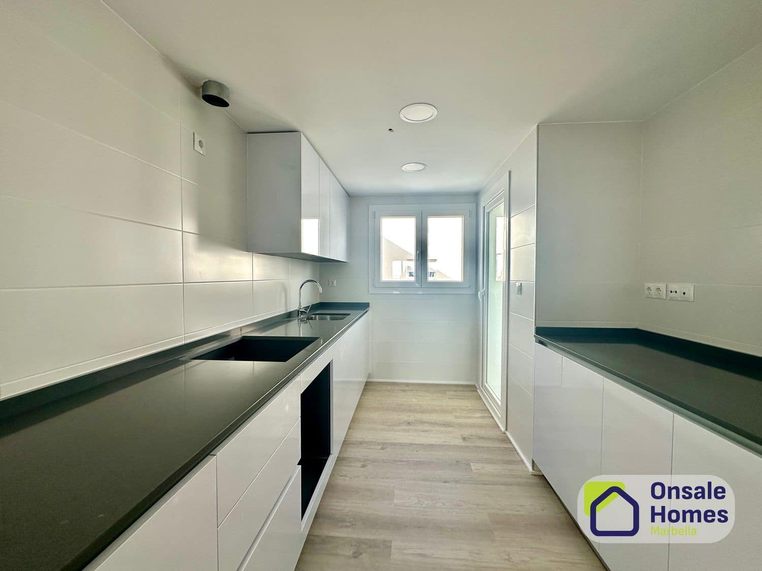3 Zimmer Apartment zu vermieten in Nueva Andalucia mit Pool Garage - 2.700 € (Ref: 9816807)
