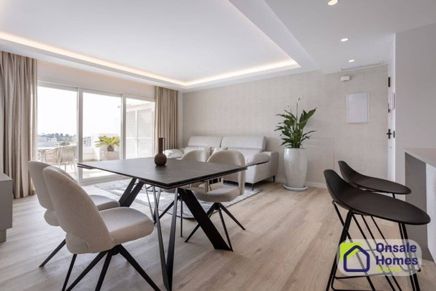 2 sypialnia Apartament na sprzedaż w Nueva Andalucia z basenem garażem - 890 000 € (Ref: 9819856)