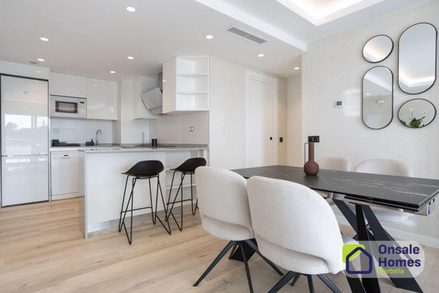2 sypialnia Apartament na sprzedaż w Nueva Andalucia z basenem garażem - 890 000 € (Ref: 9819856)