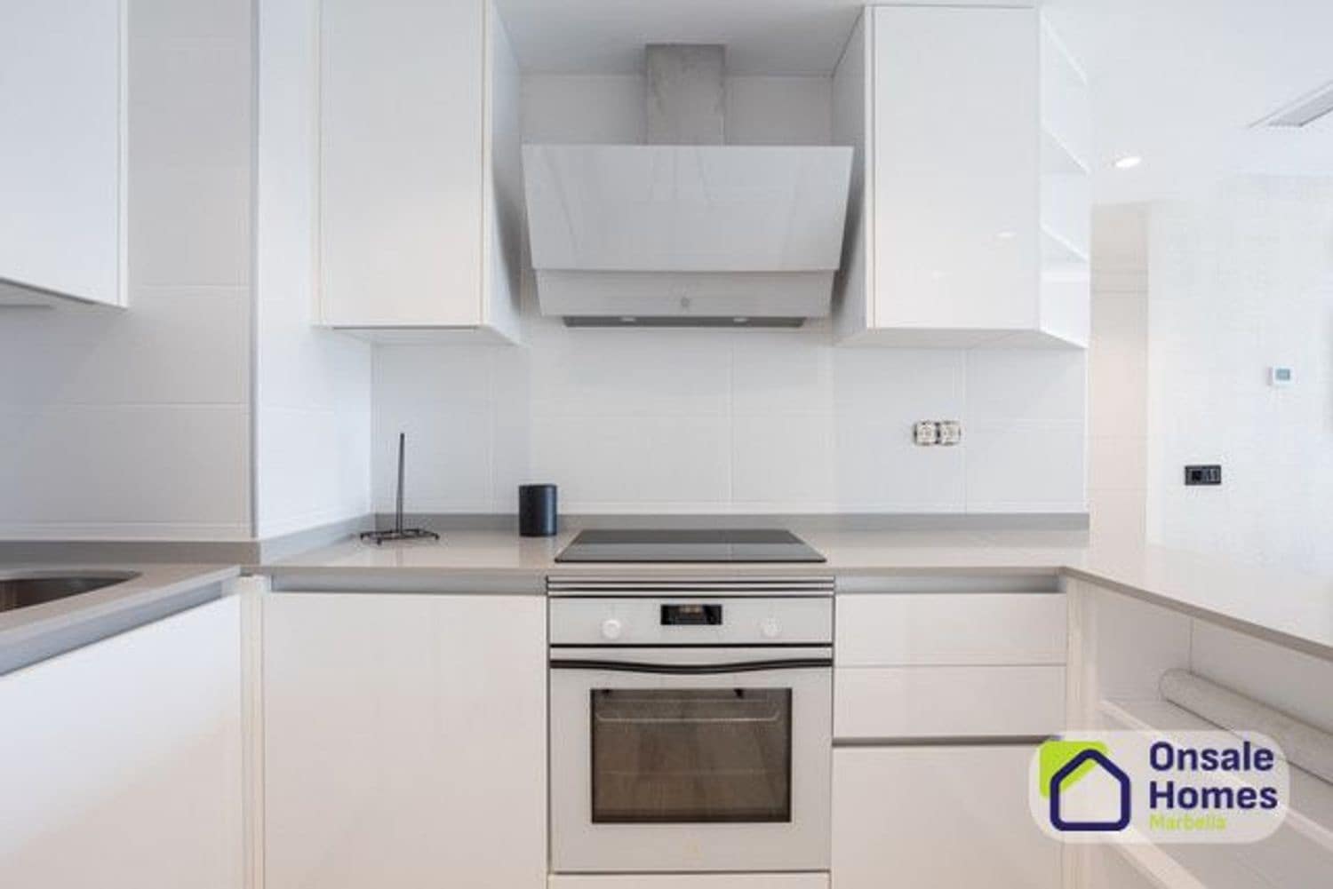 2 sypialnia Apartament na sprzedaż w Nueva Andalucia z basenem garażem - 890 000 € (Ref: 9819856)