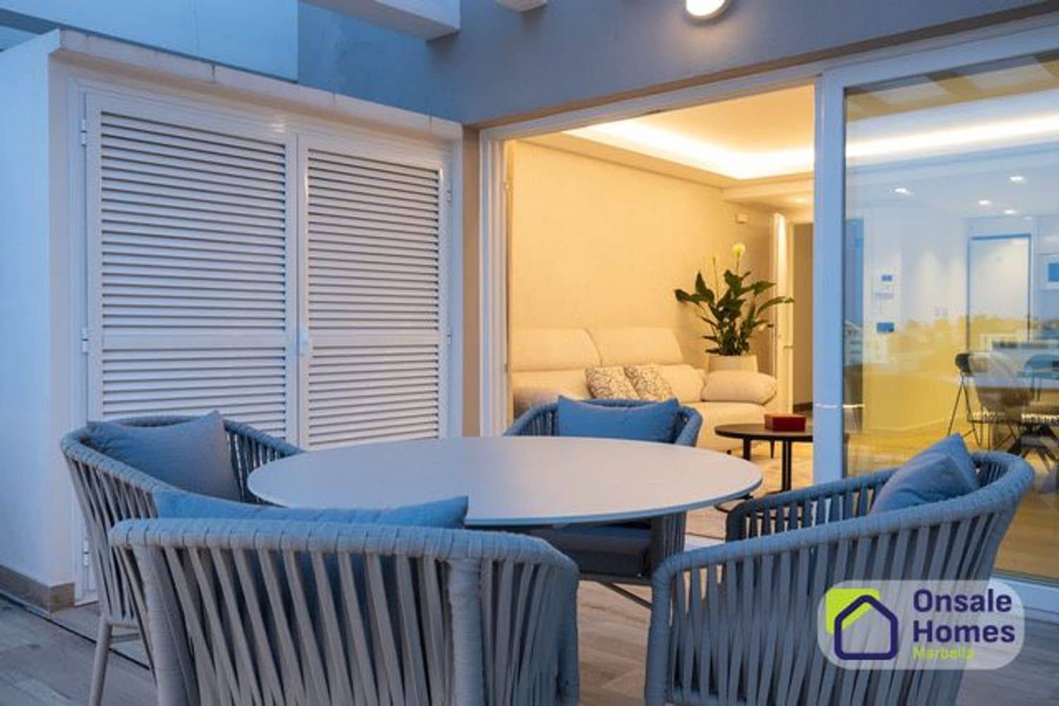 2 sypialnia Apartament na sprzedaż w Nueva Andalucia z basenem garażem - 890 000 € (Ref: 9819856)