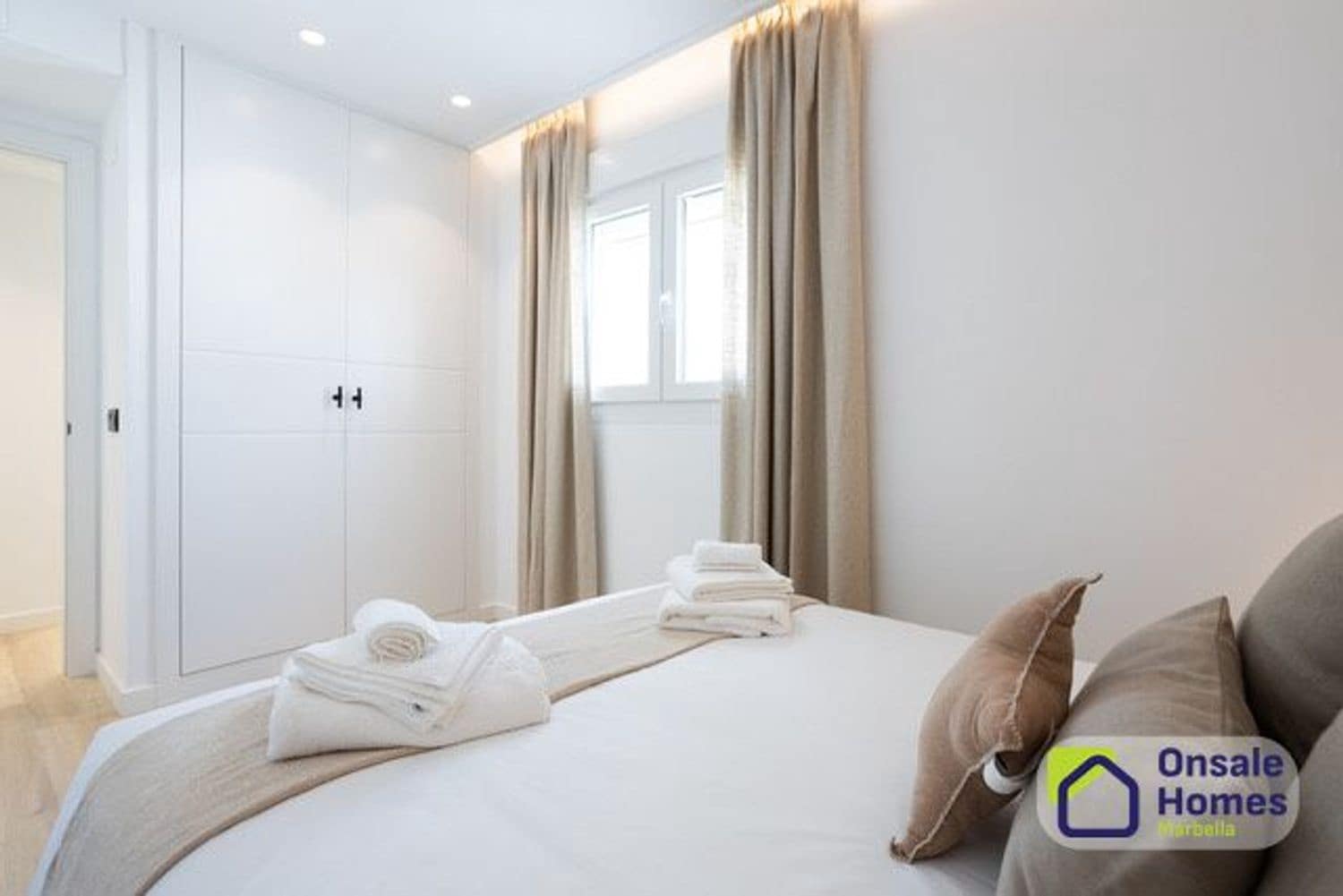 2 sypialnia Apartament na sprzedaż w Nueva Andalucia z basenem garażem - 890 000 € (Ref: 9819856)