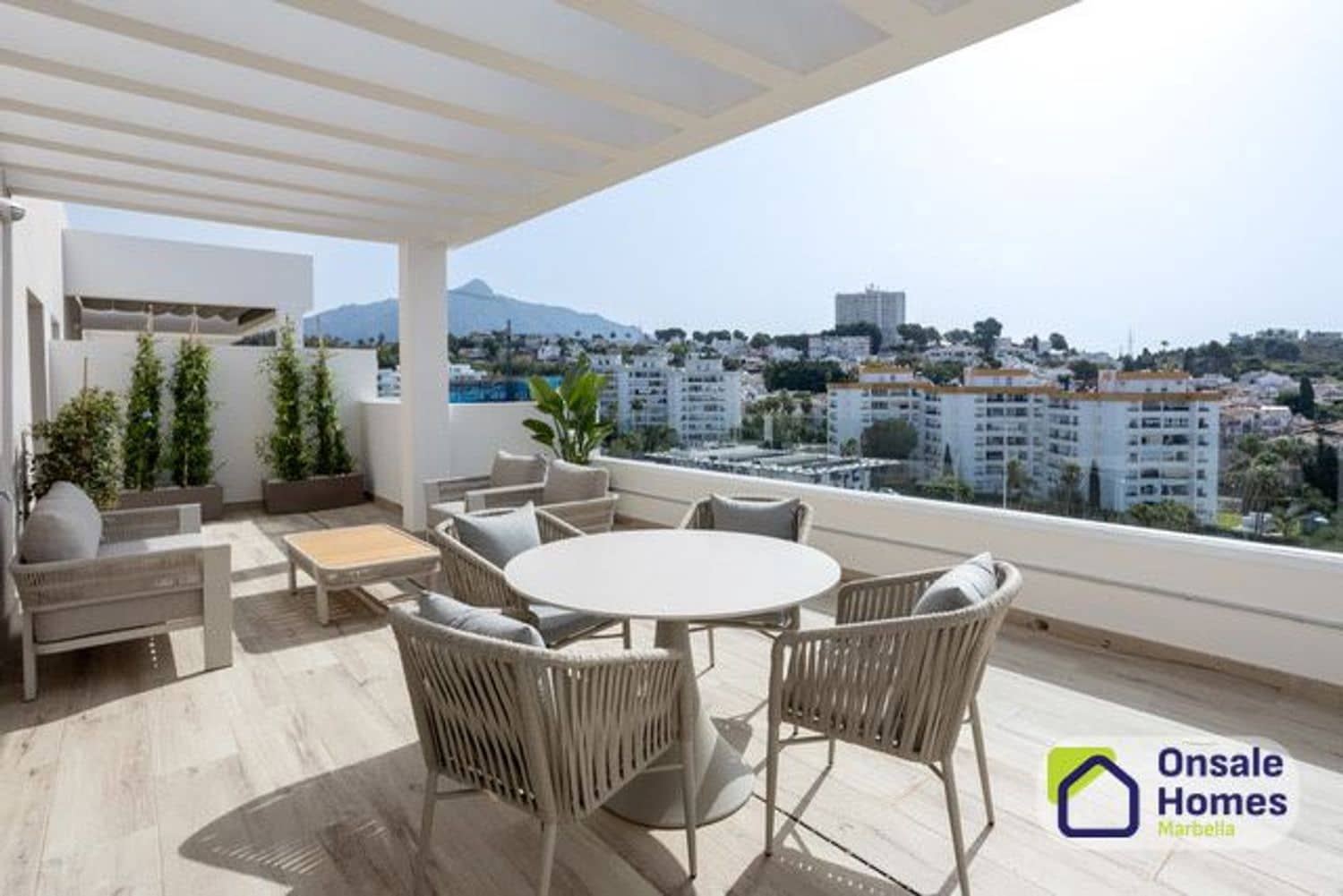 2 sypialnia Apartament na sprzedaż w Nueva Andalucia z basenem garażem - 890 000 € (Ref: 9819856)