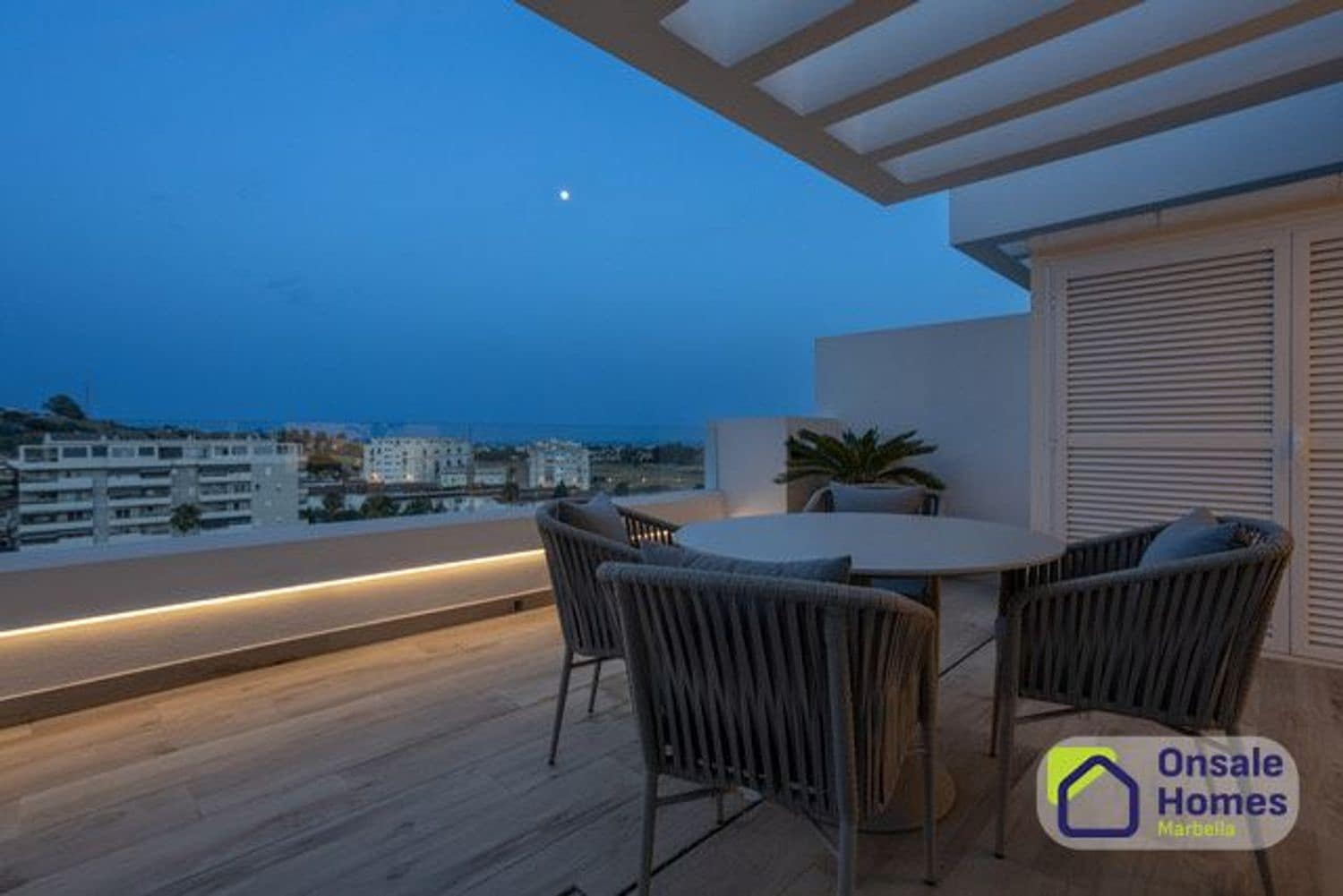 2 sypialnia Apartament na sprzedaż w Nueva Andalucia z basenem garażem - 890 000 € (Ref: 9819856)