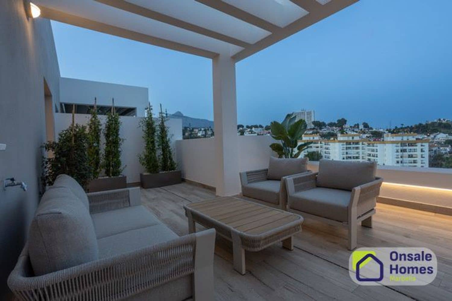 2 sypialnia Apartament na sprzedaż w Nueva Andalucia z basenem garażem - 890 000 € (Ref: 9819856)