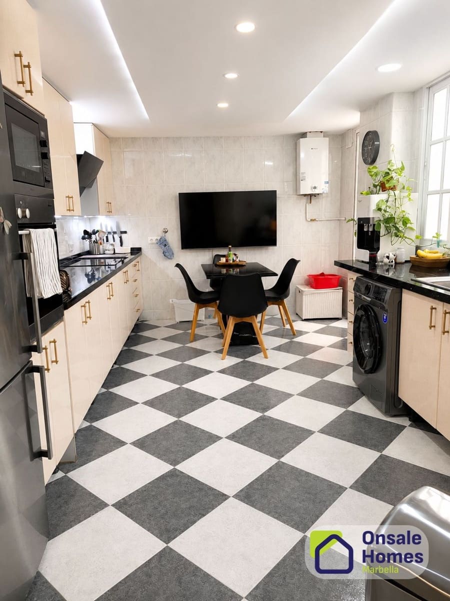 3 soveværelse Lejlighed til salg i San Pedro de Alcantara med garage - € 380.000 (Ref: 9828241)