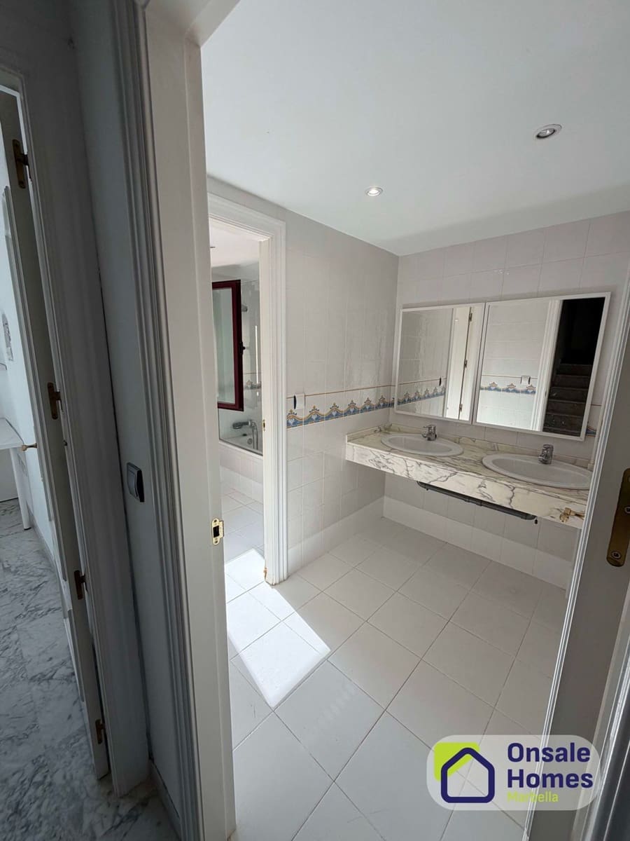 3 soverom Hus til salgs i Marbella med svømmebasseng garasje - € 830 000 (Ref: 9842000)