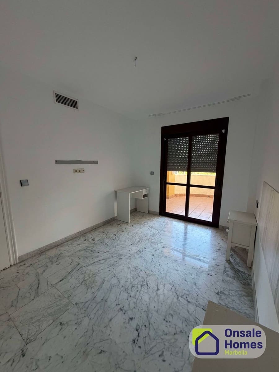3 soverom Hus til salgs i Marbella med svømmebasseng garasje - € 830 000 (Ref: 9842000)