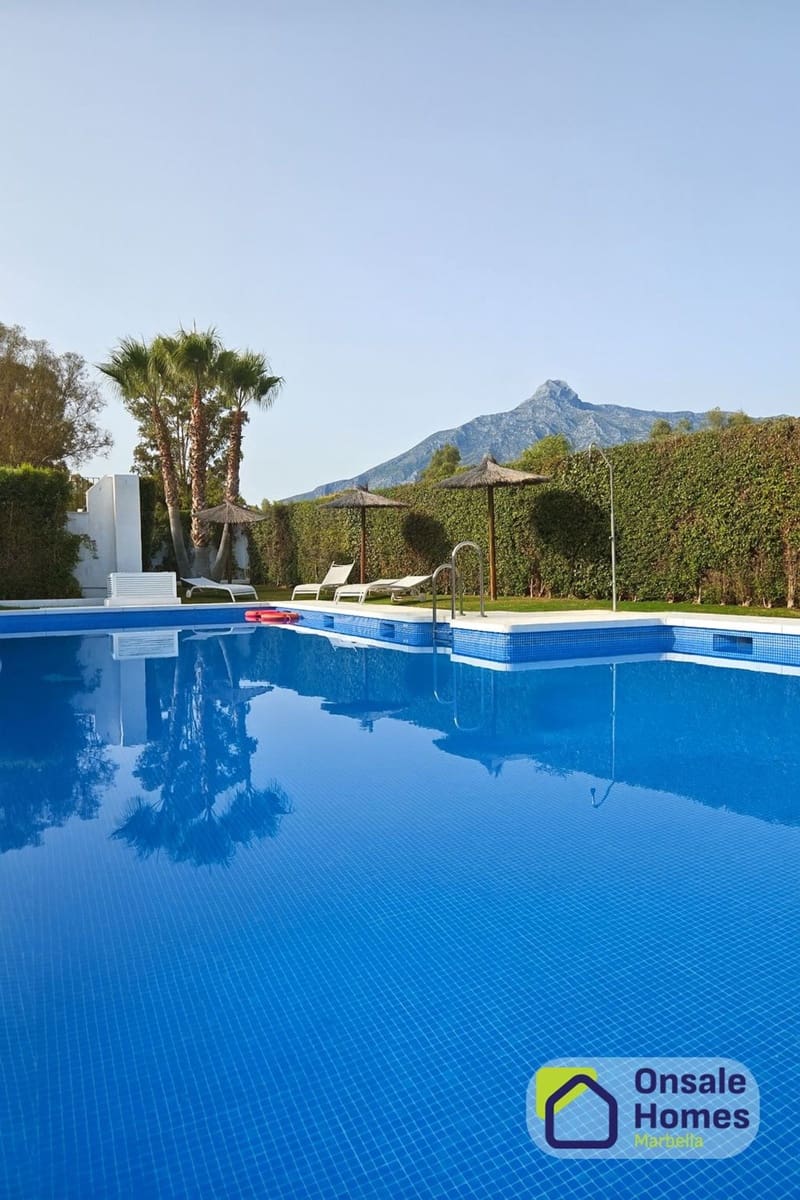 2 soverom Leilighet til salgs i Nueva Andalucia med svømmebasseng garasje - € 450 000 (Ref: 9848979)