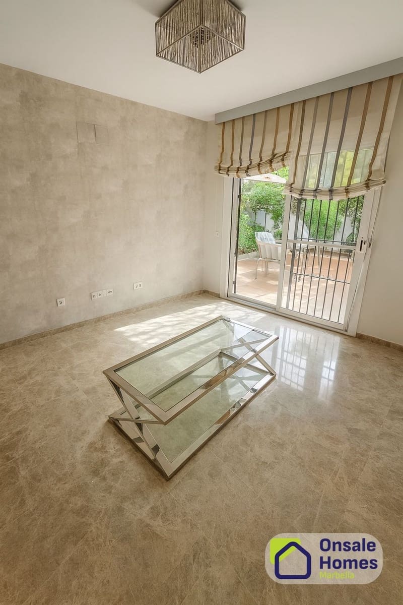2 soverom Leilighet til salgs i Nueva Andalucia med svømmebasseng garasje - € 450 000 (Ref: 9848979)