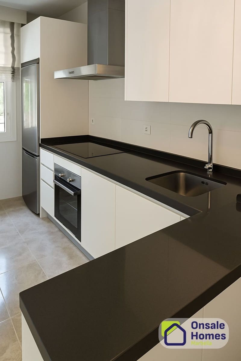 2 soverom Leilighet til salgs i Nueva Andalucia med svømmebasseng garasje - € 450 000 (Ref: 9848979)