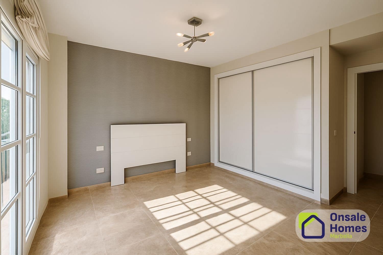 2 soverom Leilighet til salgs i Nueva Andalucia med svømmebasseng garasje - € 450 000 (Ref: 9848979)
