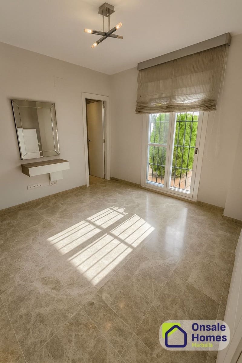 2 soverom Leilighet til salgs i Nueva Andalucia med svømmebasseng garasje - € 450 000 (Ref: 9848979)