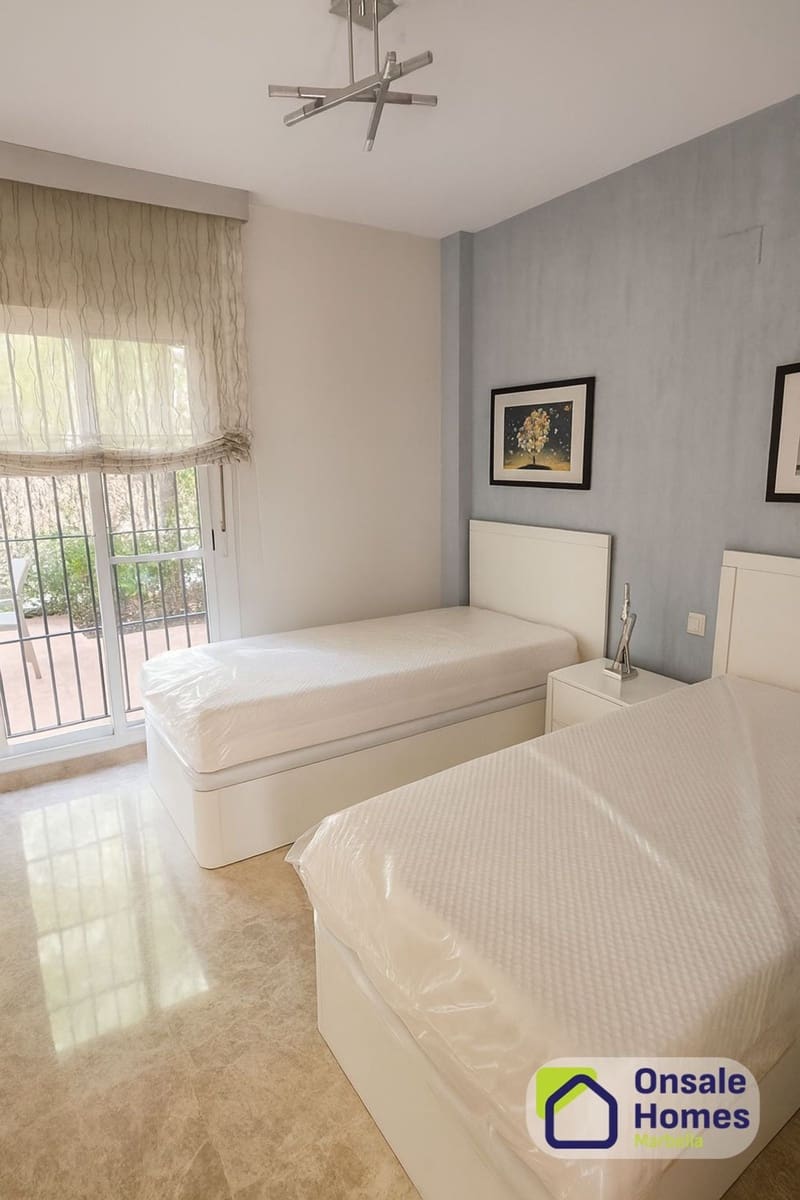 2 soverom Leilighet til salgs i Nueva Andalucia med svømmebasseng garasje - € 450 000 (Ref: 9848979)
