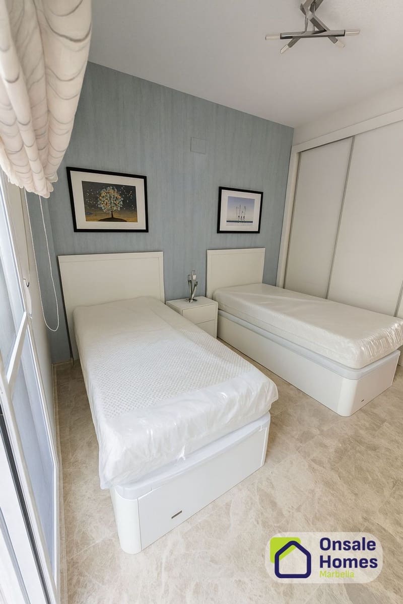 2 soverom Leilighet til salgs i Nueva Andalucia med svømmebasseng garasje - € 450 000 (Ref: 9848979)