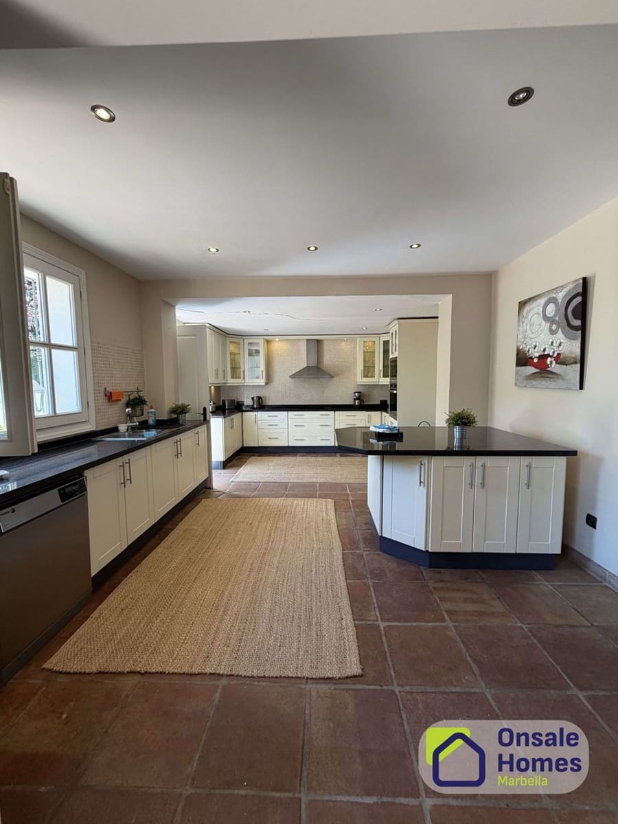 5 soveværelse Villa til leje i Golden Mile med swimmingpool garage - € 9.000 (Ref: 9854857)