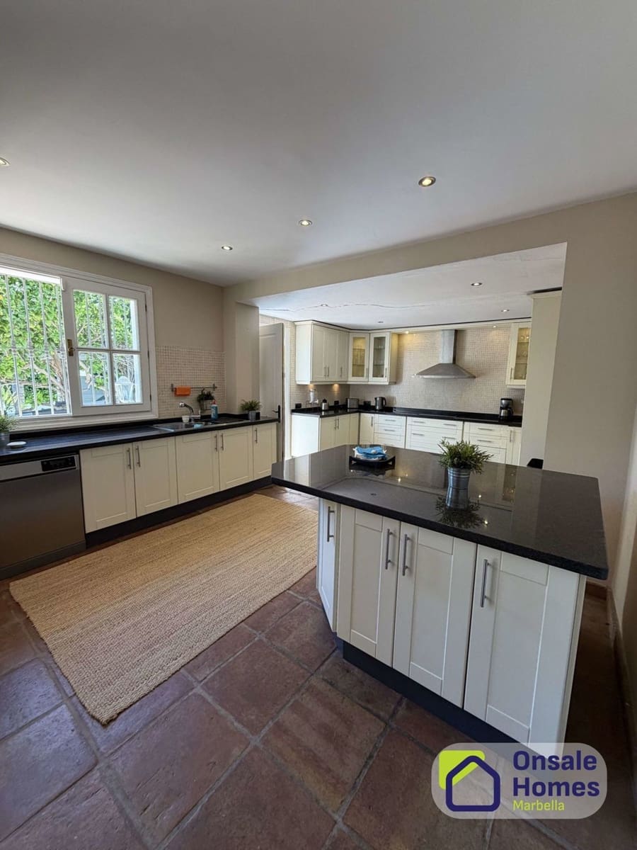 5 soveværelse Villa til leje i Golden Mile med swimmingpool garage - € 9.000 (Ref: 9854857)