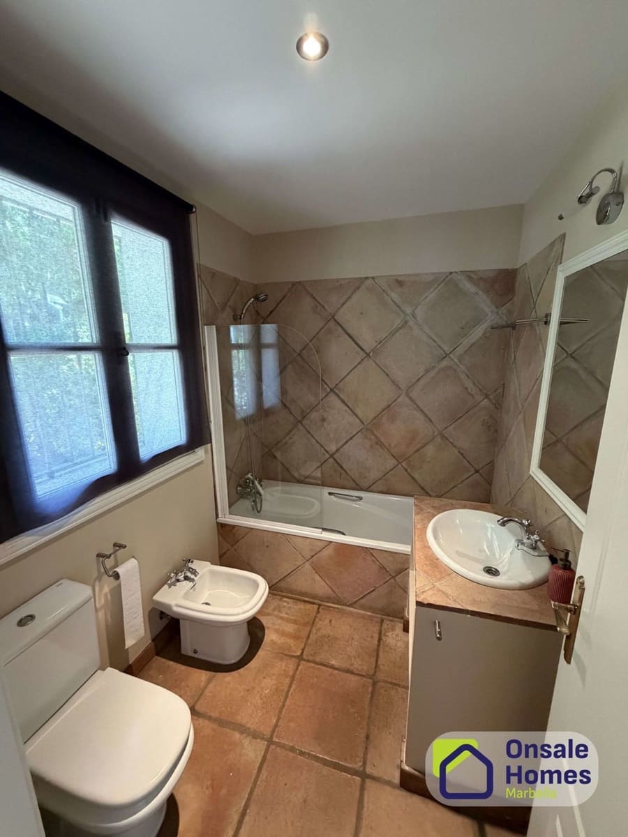 5 soveværelse Villa til leje i Golden Mile med swimmingpool garage - € 9.000 (Ref: 9854857)