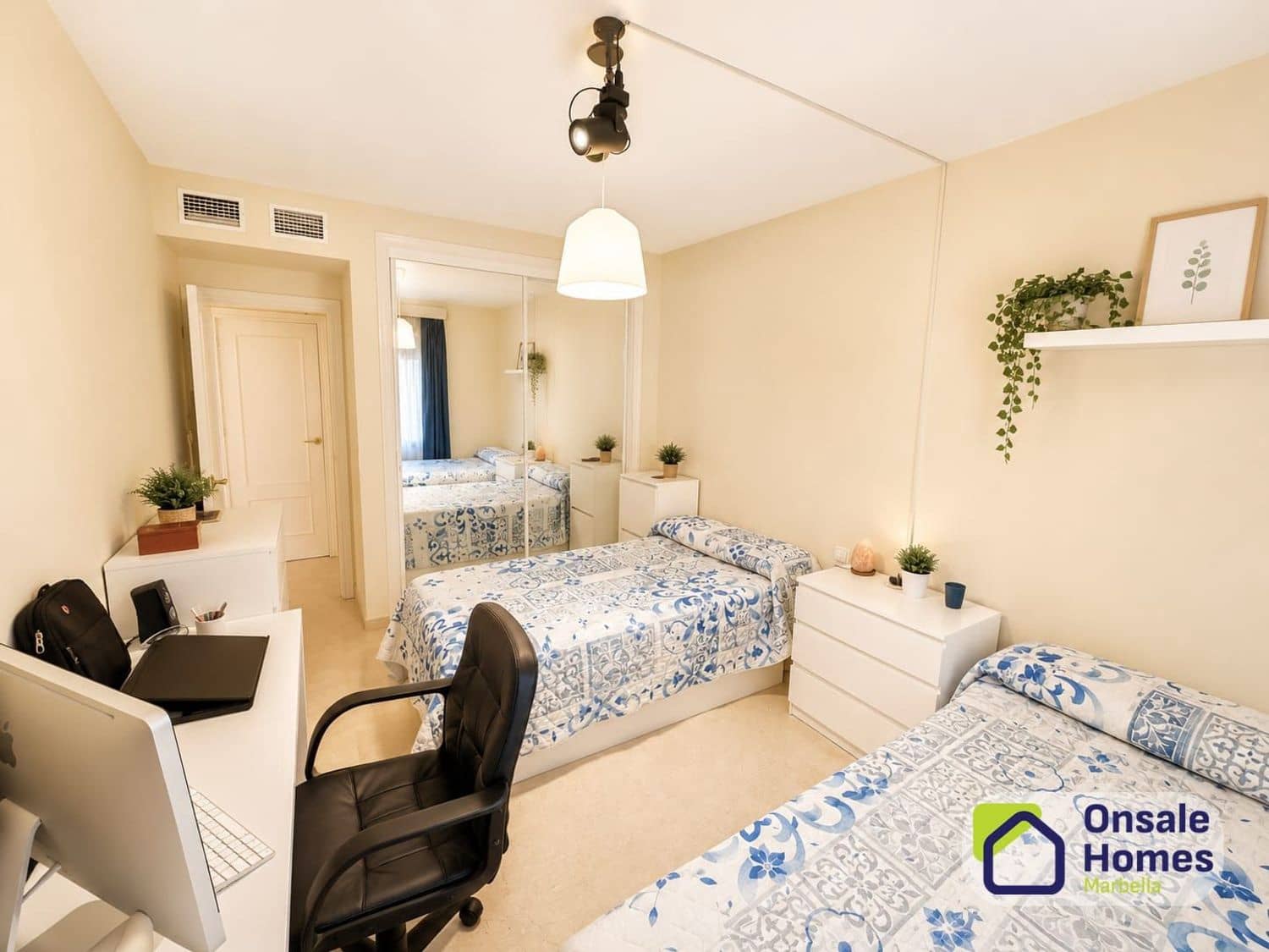 4 bedroom Apartment for sale in Estepona with garage - € 630,000 (Ref: 9863992)