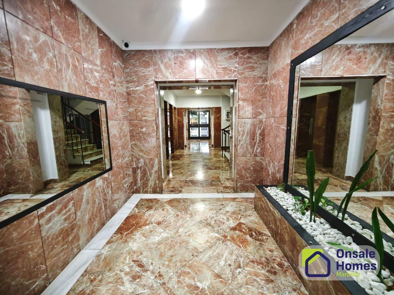 2 sovrum Lägenhet till salu i Marbella med garage - 390 000 € (Ref: 9875458)