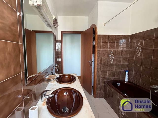 6 sypialnia Willa na sprzedaż w El Velerín, Estepona z basenem garażem - 683 000 € (Ref: 9939253)