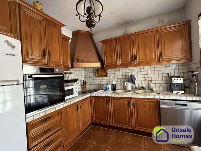 6 sypialnia Willa na sprzedaż w El Velerín, Estepona z basenem garażem - 683 000 € (Ref: 9939253)