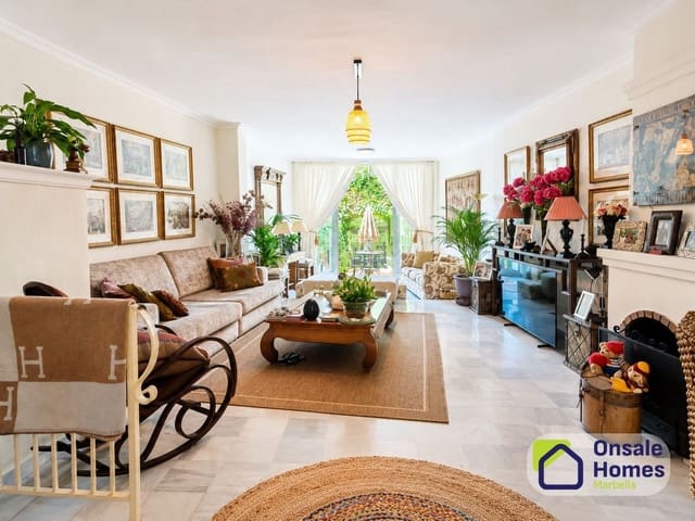 3 bedroom Townhouse for sale in Nagüeles Alto, Marbella with pool garage - € 740,000 (Ref: 9969170)