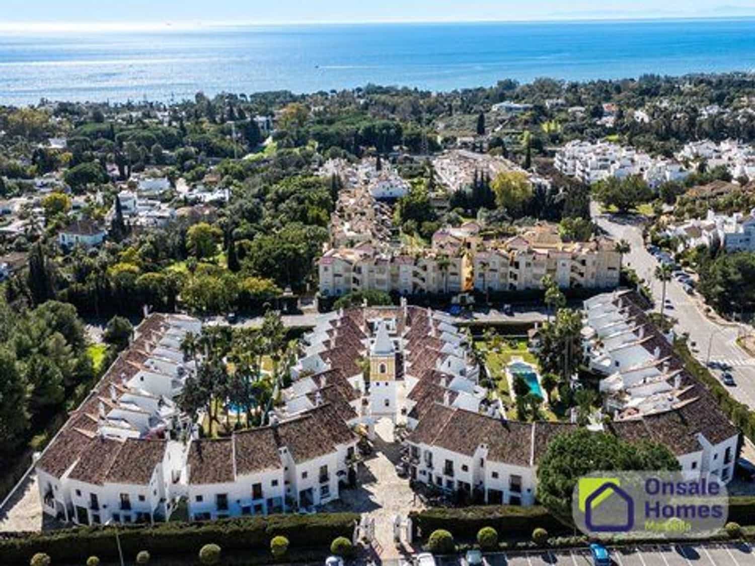 3 bedroom Townhouse for sale in Marbella with pool garage - € 740,000 (Ref: 9969170)