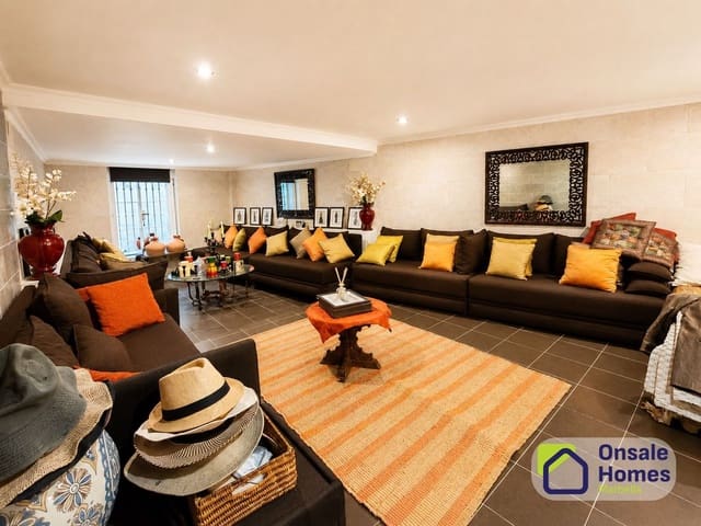 3 bedroom Townhouse for sale in Nagüeles Alto, Marbella with pool garage - € 740,000 (Ref: 9969170)