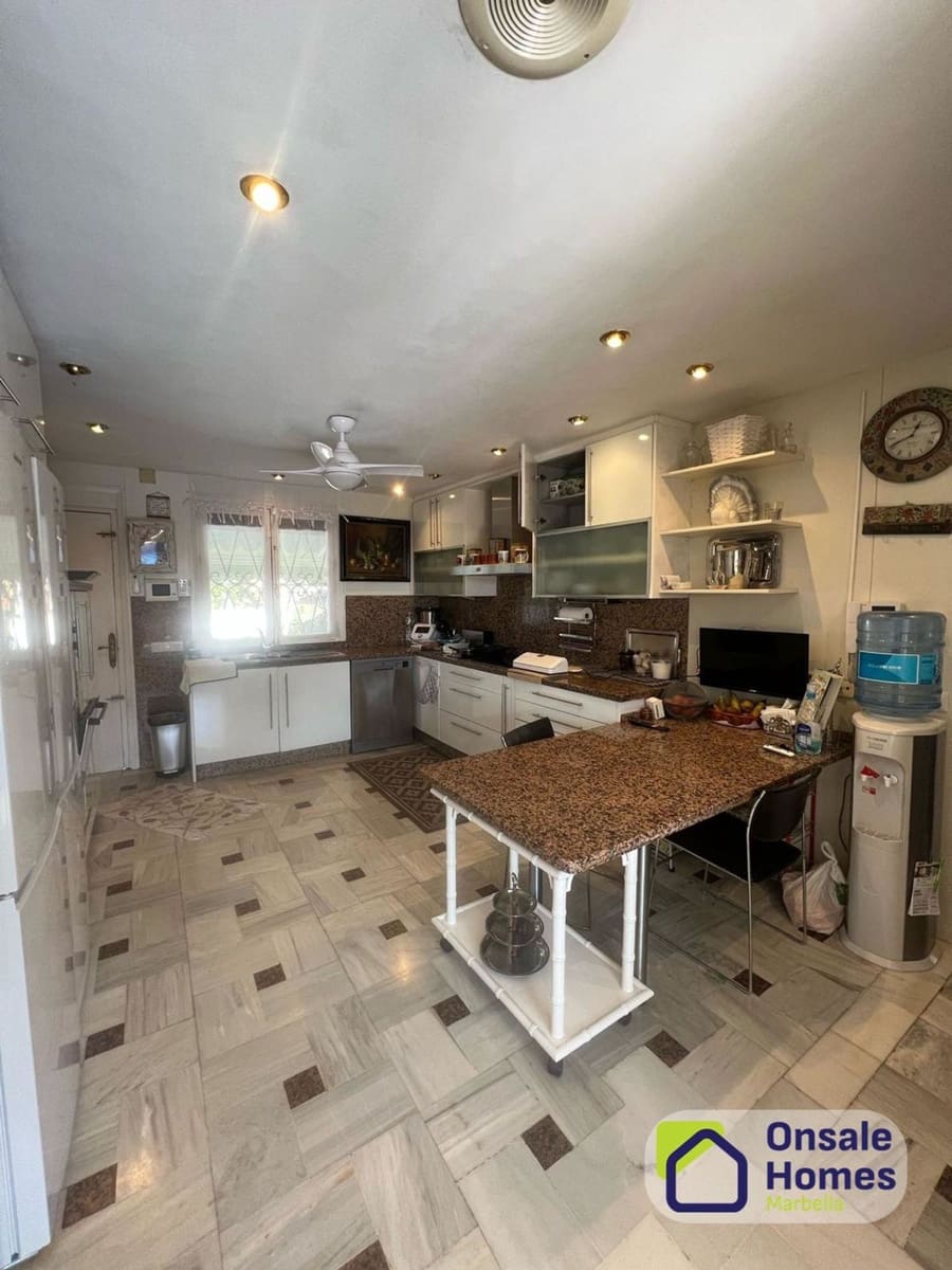 6 bedroom Villa for sale in Marbella with pool garage - € 1,495,000 (Ref: 9981677)