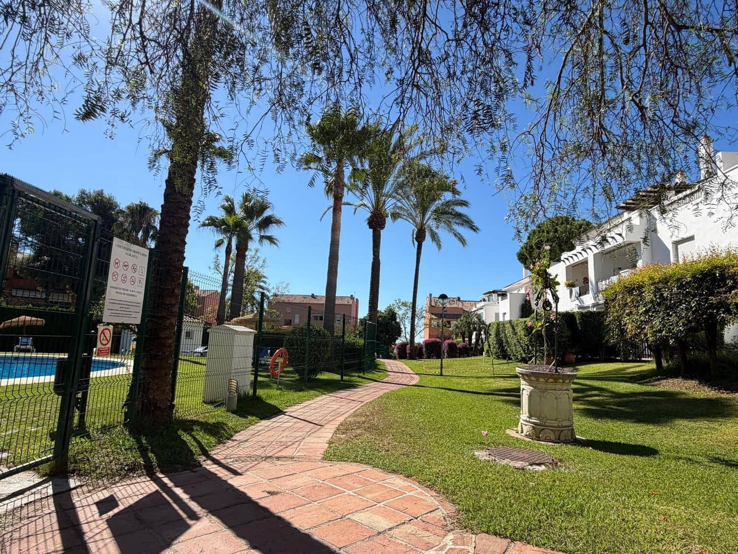 2 soveværelse Lejlighed til salg i Marbella med swimmingpool garage - € 425.000 (Ref: 9984194)