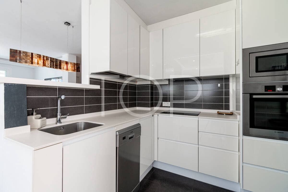 3 makuuhuone Rivitalo myytävänä paikassa San Eugenio mukana uima-altaan 
autotalli - 870 000 € (Ref: 10023449)