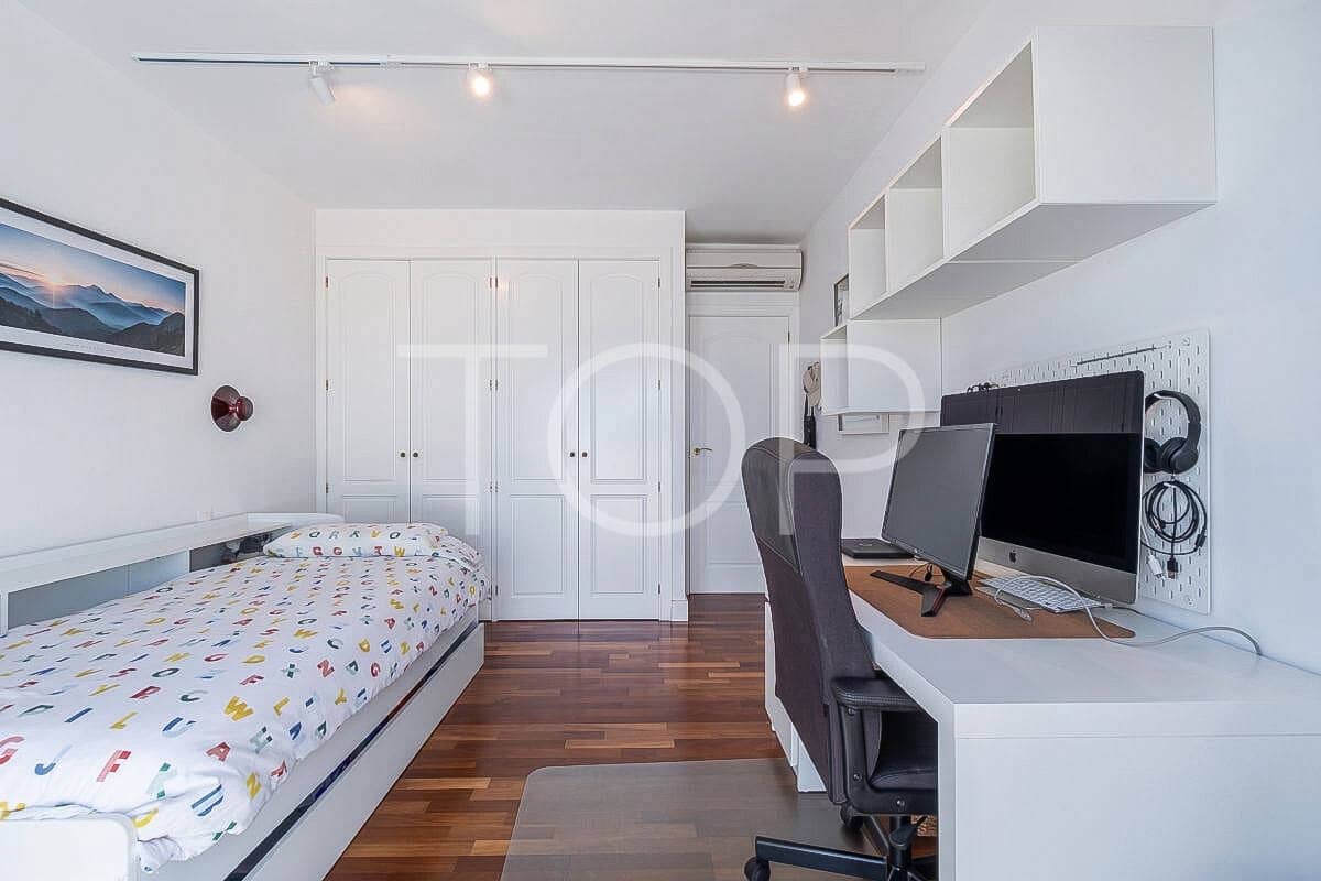 3 makuuhuone Rivitalo myytävänä paikassa San Eugenio mukana uima-altaan 
autotalli - 870 000 € (Ref: 10023449)
