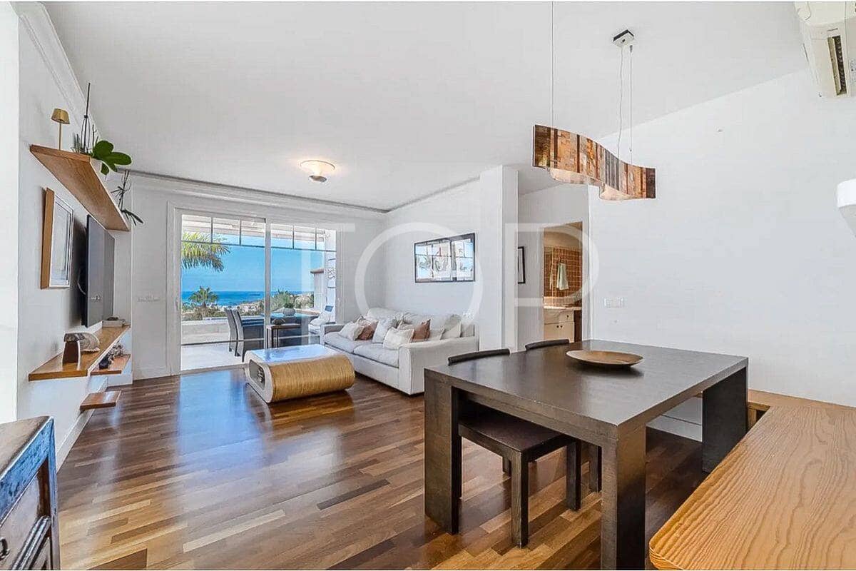 3 makuuhuone Rivitalo myytävänä paikassa San Eugenio mukana uima-altaan 
autotalli - 870 000 € (Ref: 10023449)