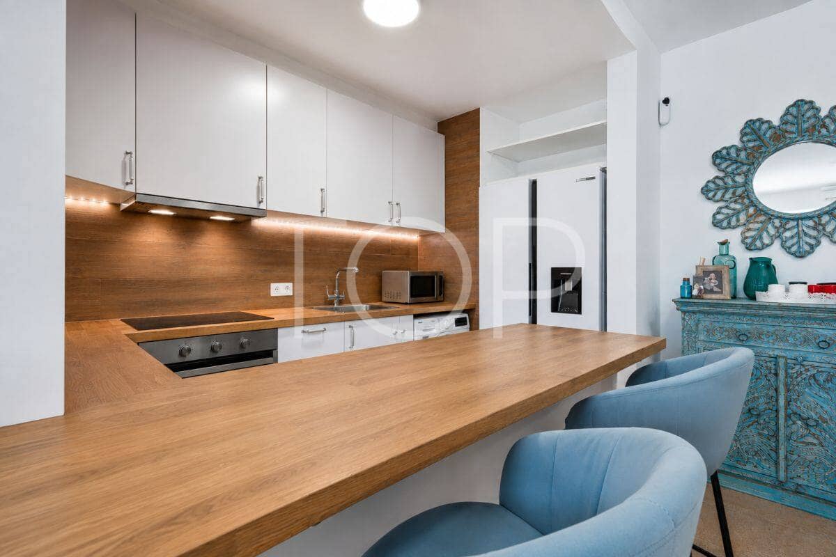 2 bedroom Flat for sale in Playa del Duque with pool garage - € 435,000 (Ref: 10048590)